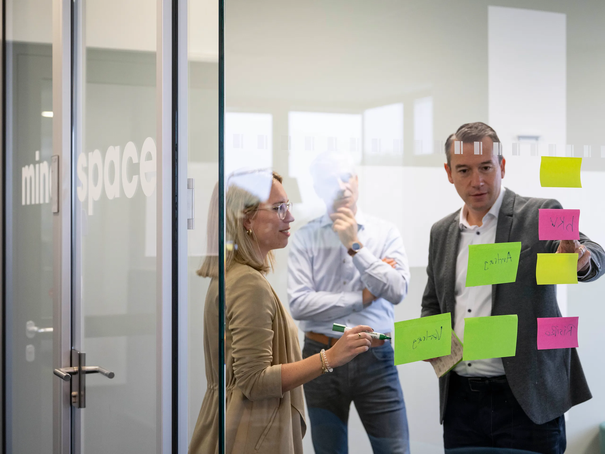 Frau und Mann nutzen Postits