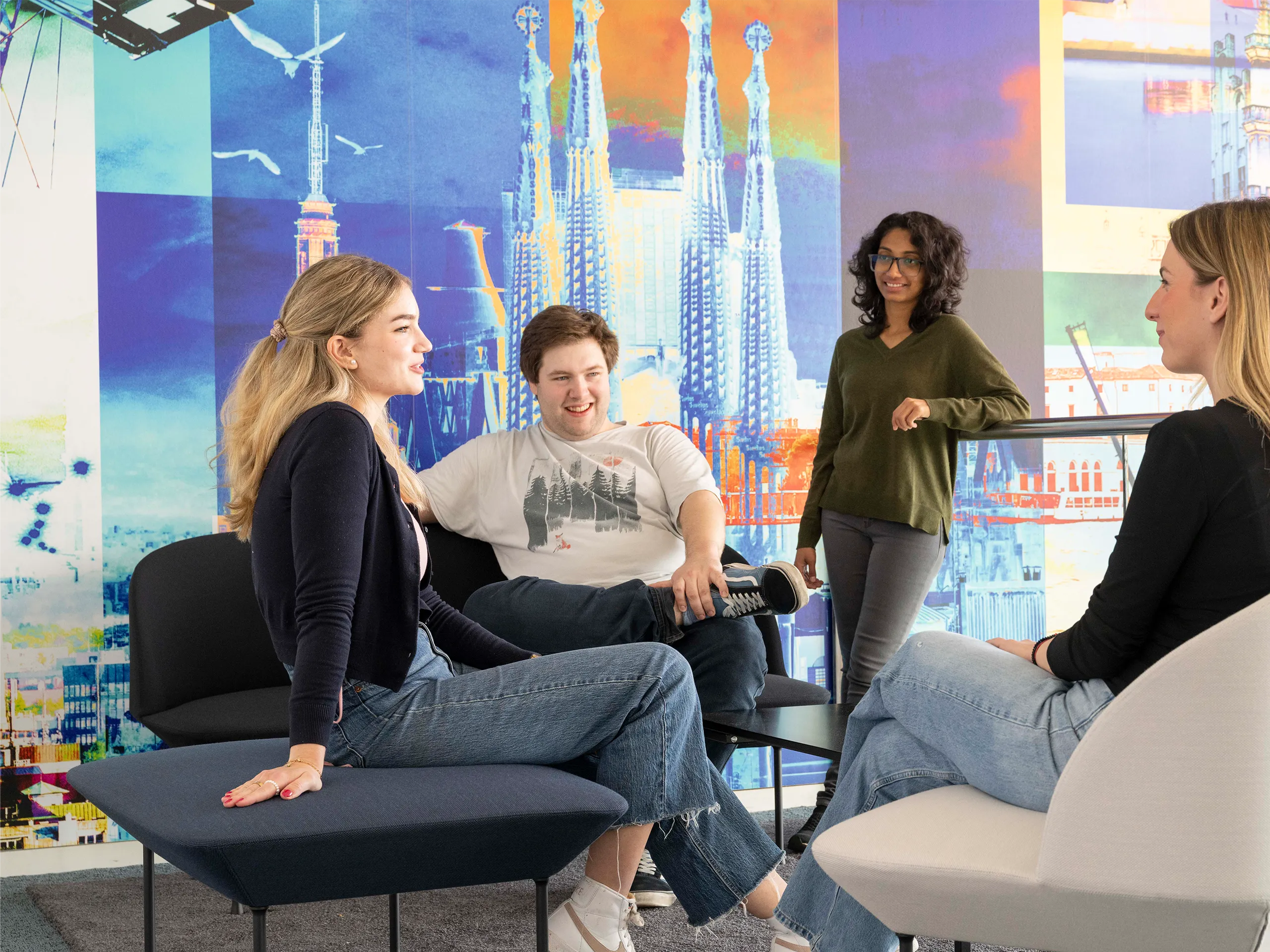 Gruppe von Leuten sitzen am Tisch