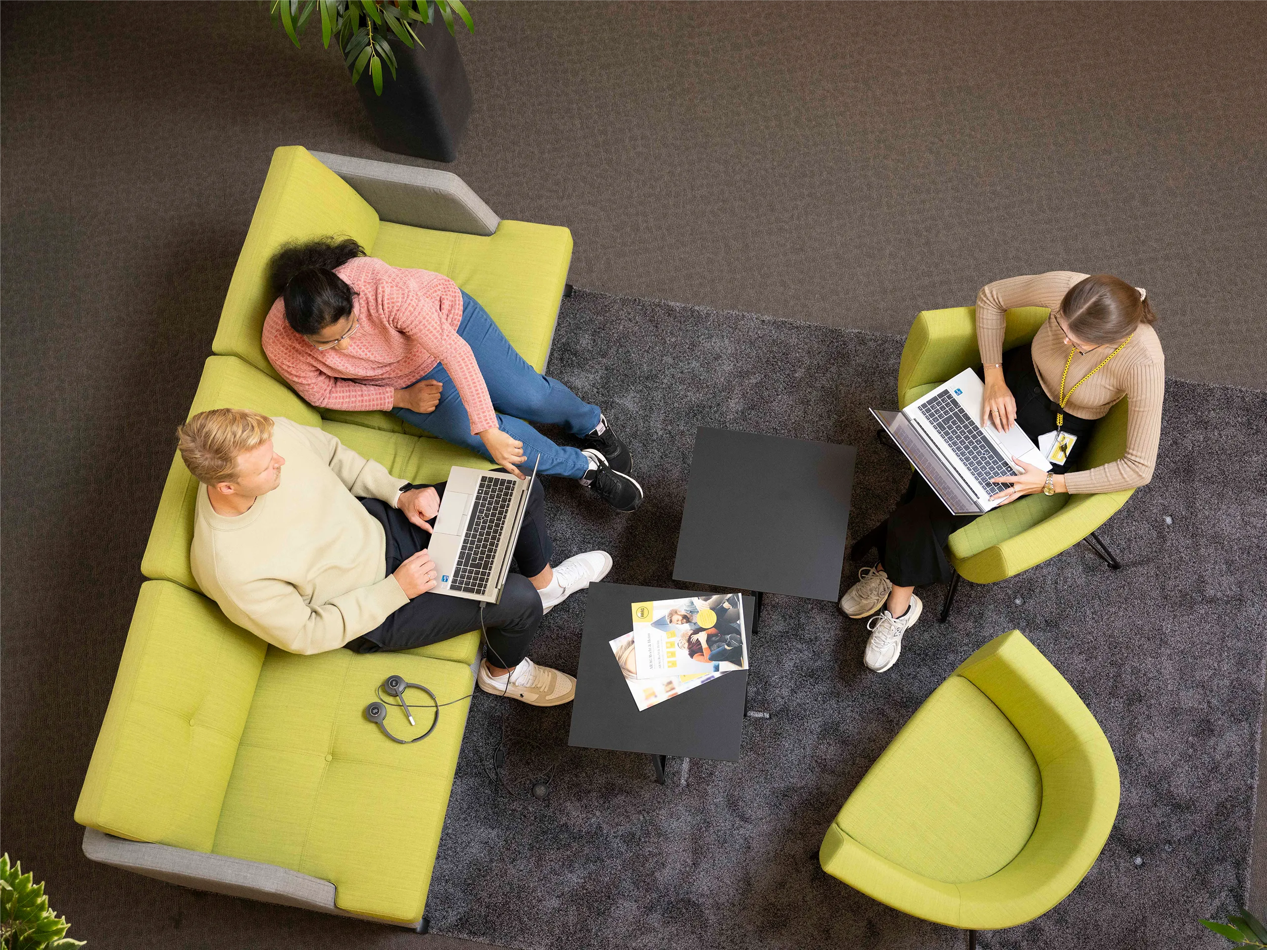 Team sitzt auf Stühlen