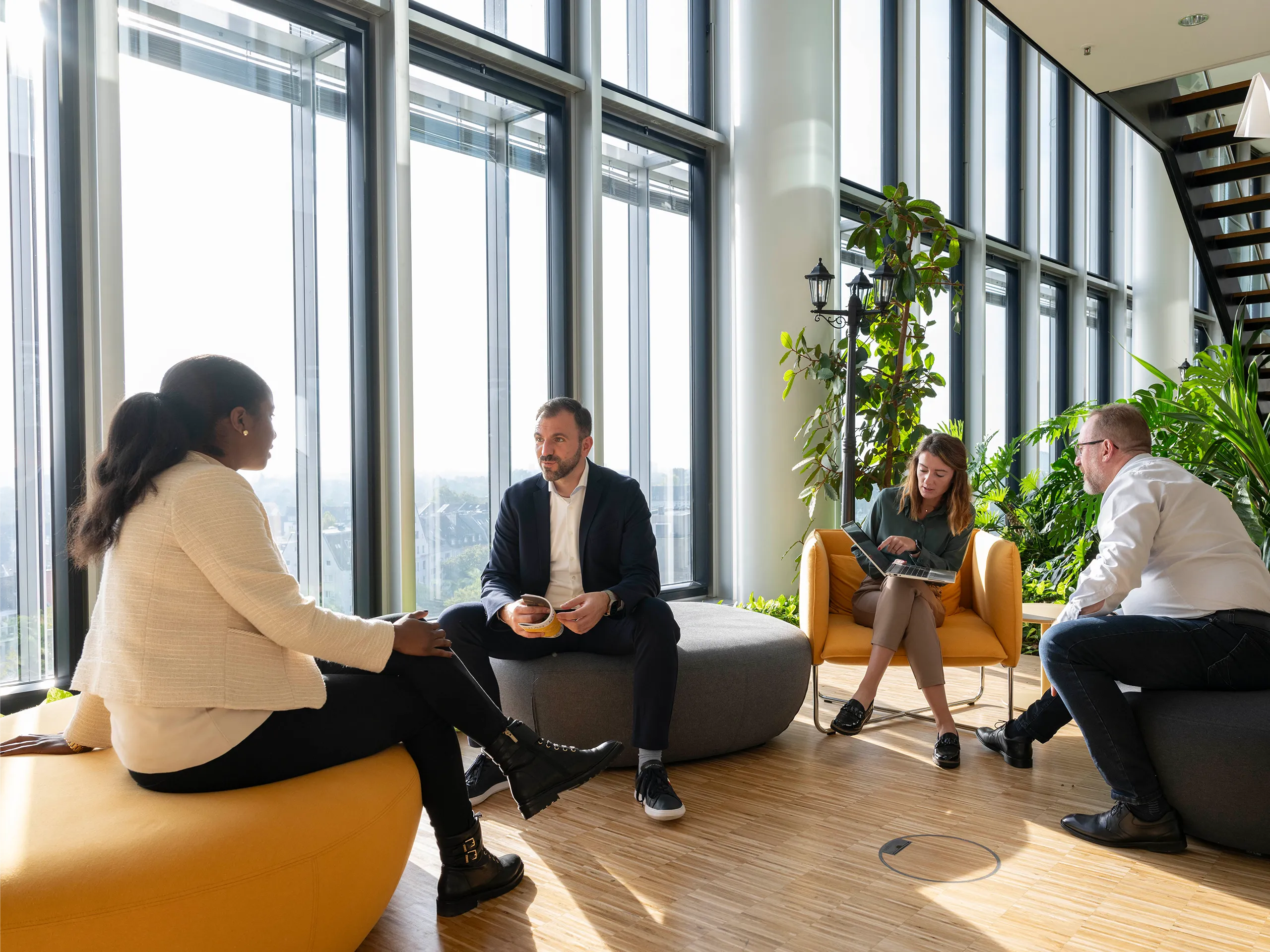 Team sitzt auf den Stühlen