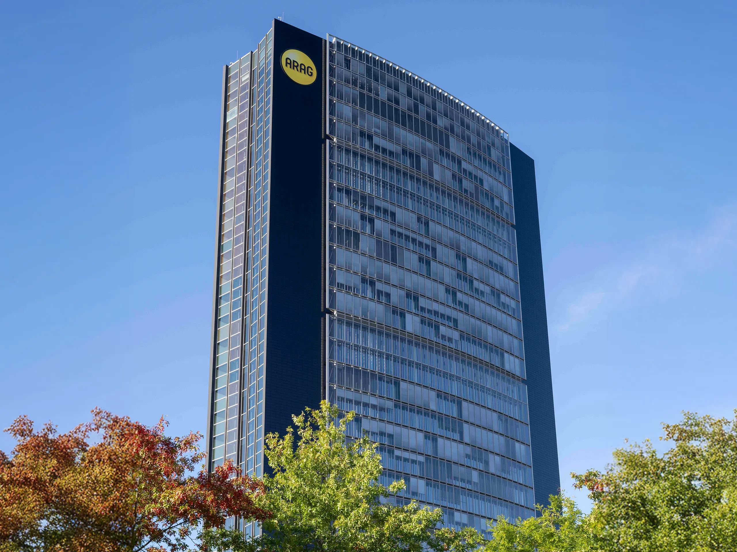 ARAG Tower von unten fotografiert mit blauem Himmel