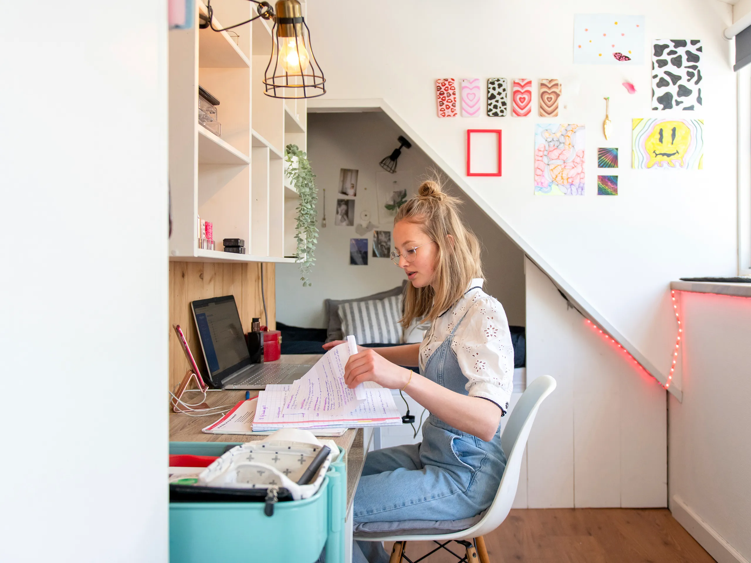 Jugendliche sitzt an Schreibtisch und lernt