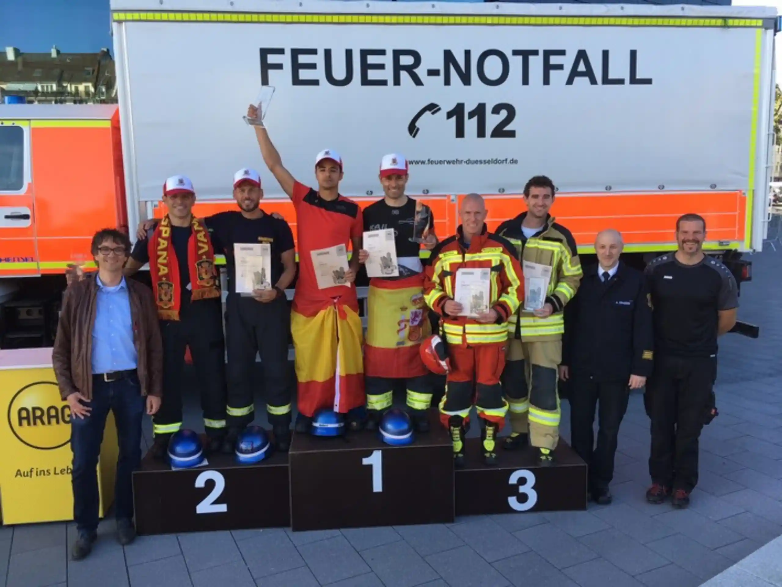 Gruppenbild vor Feuerwehrwagen