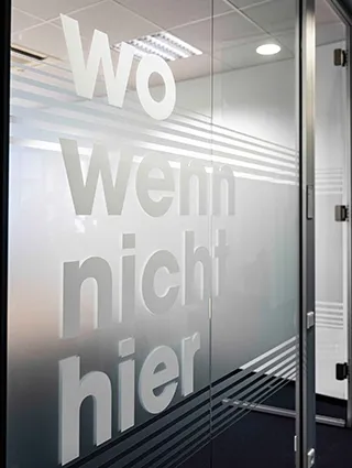 ARAG IT - Wo wenn nicht hier ARAG IT Büro Glaswand