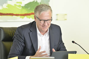 Dr. Joerg Schwarze Dr. Jorg Schwarze