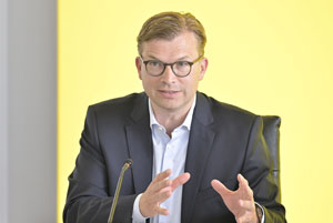 Dr. Renko Dirksen Dr. Renko Dirksen